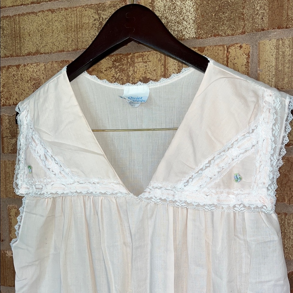 Vintage Pale Pink Nightgown with Lace Trim and Fabric Flower Details. Size Small